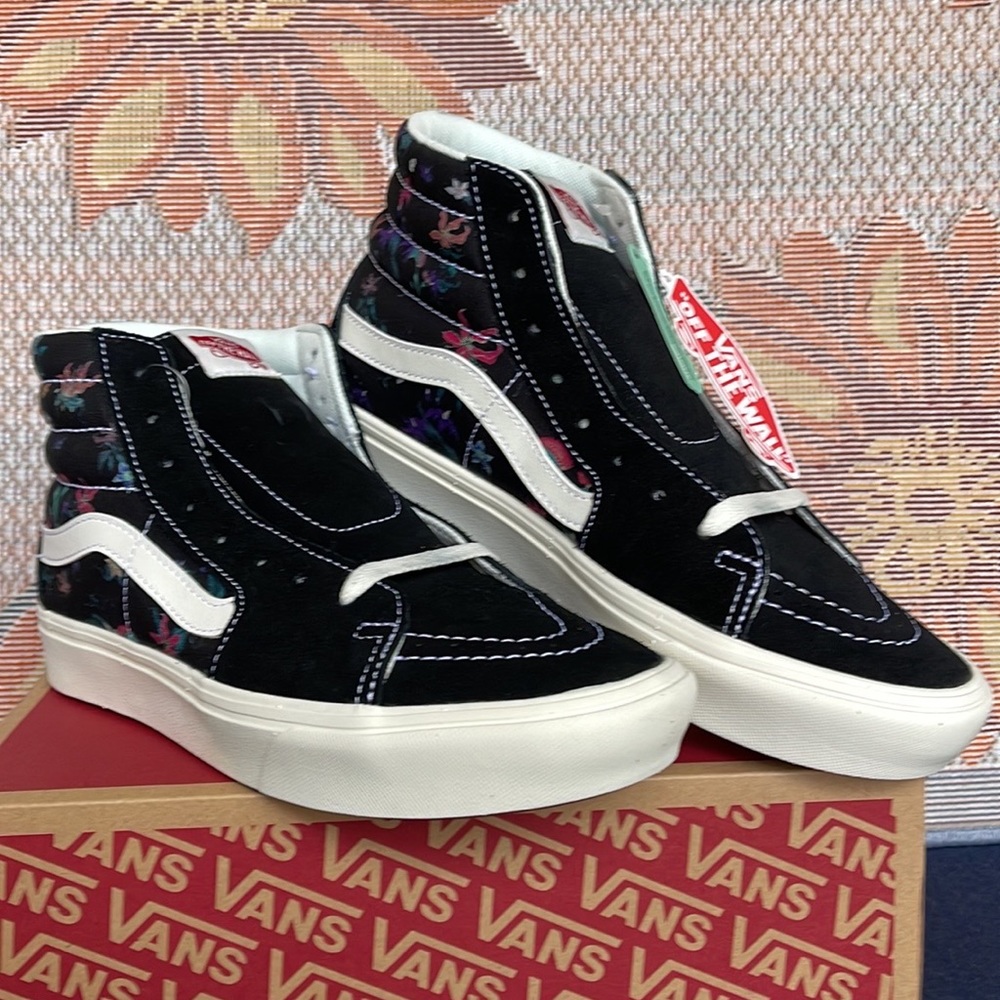 Vans Comfycush Sk8-Hi
Fatal Floral Black
VNOA7TNOBLK
WMNS sneakers - - Picture 4 of 16